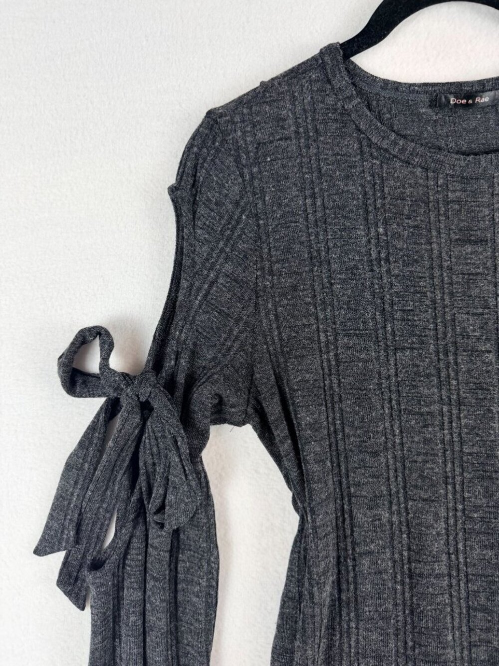 Doe & Rae Charcoal Gray Ribbed Knit Cold Shoulder Top With Tie Sleeves Womens S - Picture 8 of 12